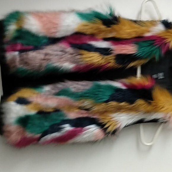 Girls multicolor fur vest, size 10, black knit on bottom, one clasp closure - Picture 8 of 8